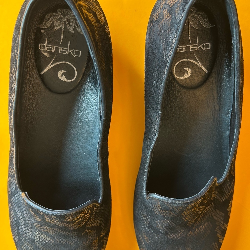 Dansko Vintage Olivia Black and Metalic Gold/Bronze Patterned Loafers 1” Heel - Picture 6 of 12